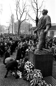 Herdenking van de Februaristaking bij de Dokwerker in Amsterdam. Mensen leggen b, Bestanddeelnr 932-0061