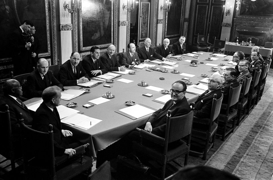 Het kabinet bijeen, rond de tafel links mr. P. L. de Haseth , dr. F. J. Einaar l, Bestanddeelnr 917-6559