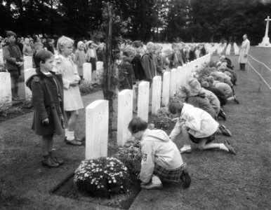 Herdenking strijd Arnhem, Airbornekerkhof, schoolkinderen versieren graven, Bestanddeelnr 906-7258