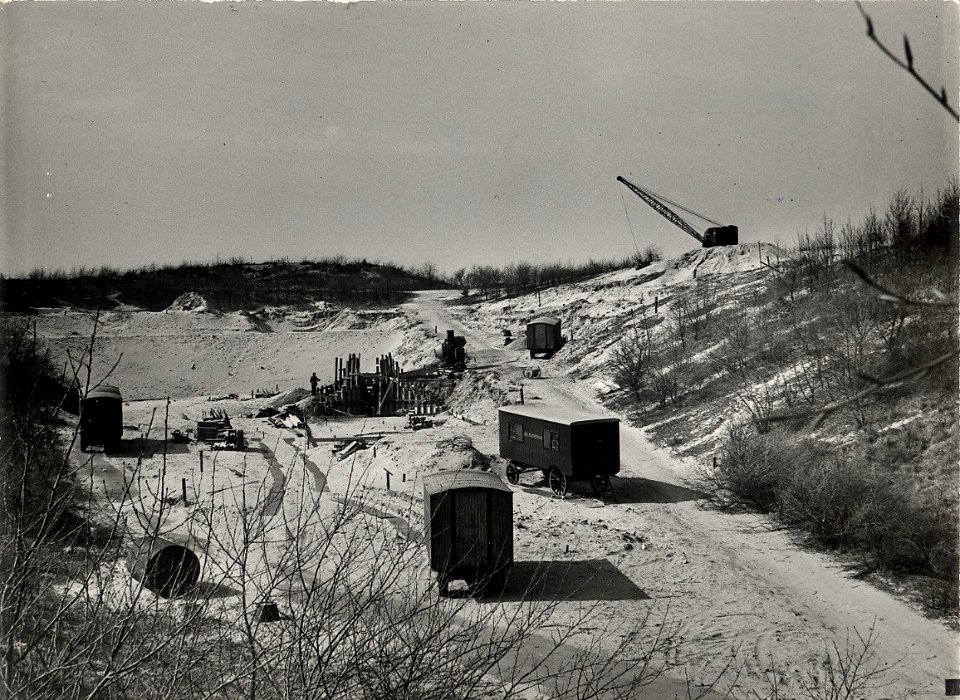 Het in aanbouw zijnde openluchttheater. Aangekocht van fotograaf C. de Boer. Identificatienummer 54-005504, NL-HlmNHA 54010752