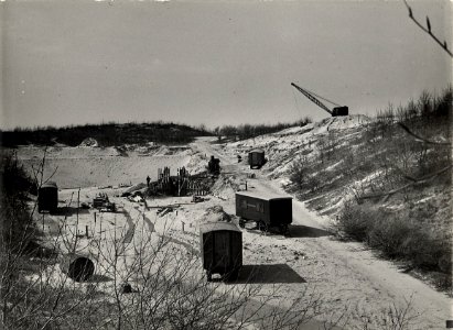 Het in aanbouw zijnde openluchttheater. Aangekocht van fotograaf C. de Boer. Identificatienummer 54-005504, NL-HlmNHA 54010752