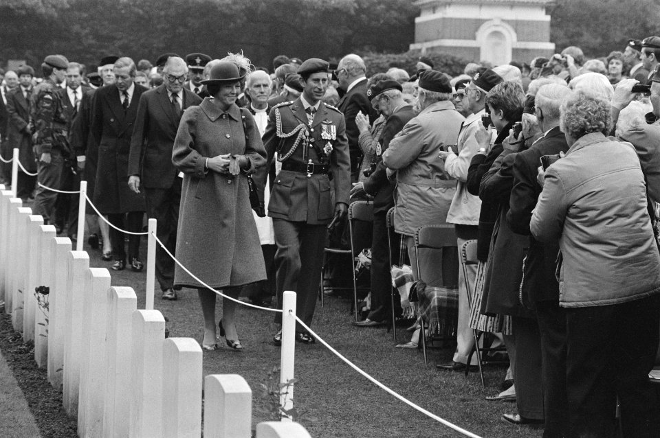 Herdenking Slag om Arnhem op Airborne begraafplaats , Oosterbeek Koningin Beatr, Bestanddeelnr 933-0895