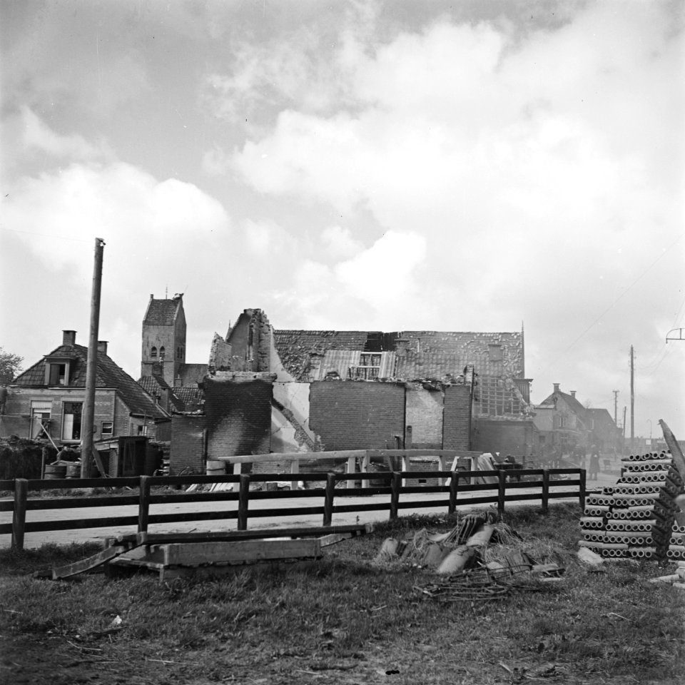 Het in de strijd beschadigde Pingjum bij de kop van de Afsluitdijk, Bestanddeelnr 900-2688