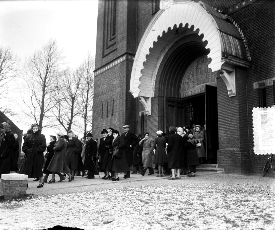 Herdenkingszondag kerkgang Halsteren in sneeuw, Bestanddeelnr 905-5333