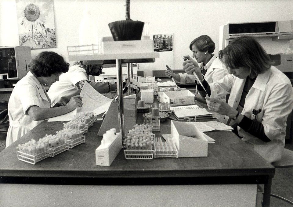 Het huisartsenlaboratorium, waar bloed-, urine- en faecesonderzoek wordt verricht. Aangekocht in 1981 van United Photos de Boer bv. - Negatiefnummer 19973 k 80. - Gepubliceerd in het Haarlems Dagblad 
