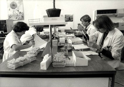 Het huisartsenlaboratorium, waar bloed-, urine- en faecesonderzoek wordt verricht. Aangekocht in 1981 van United Photos de Boer bv. - Negatiefnummer 19973 k 80. - Gepubliceerd in het Haarlems Dagblad 