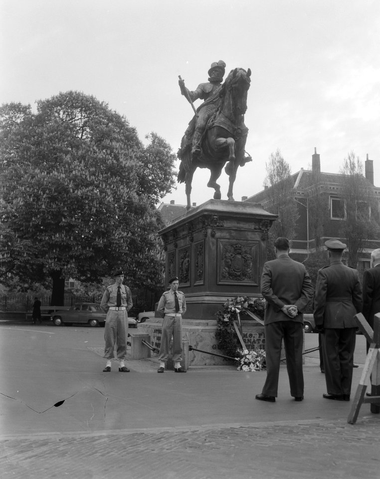 Herdenking St. Jorisdag op de Dam in Amsterdam. Vlaggenparade, Bestanddeelnr 908-5177