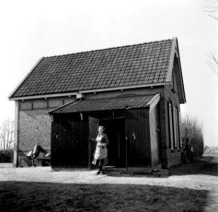 Het huisje waar Ruurd Feitsma, wachter bij het stoomgemaal onder Dronrijp, en zi, Bestanddeelnr 254-3320