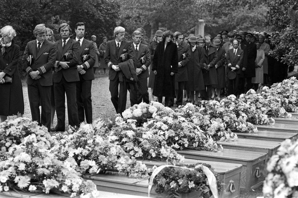 Herdenking van de slachtoffers van de vliegramp met het vliegtuig van de NLM bij, Bestanddeelnr 931-7455