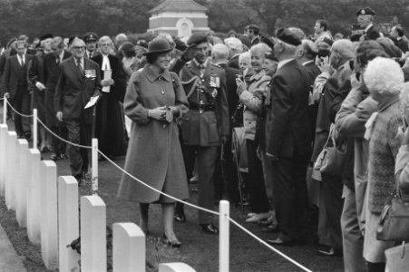 Herdenking Slag om Arnhem op Airborne begraafplaats , Oosterbeek Beatrix en Cha, Bestanddeelnr 933-0890