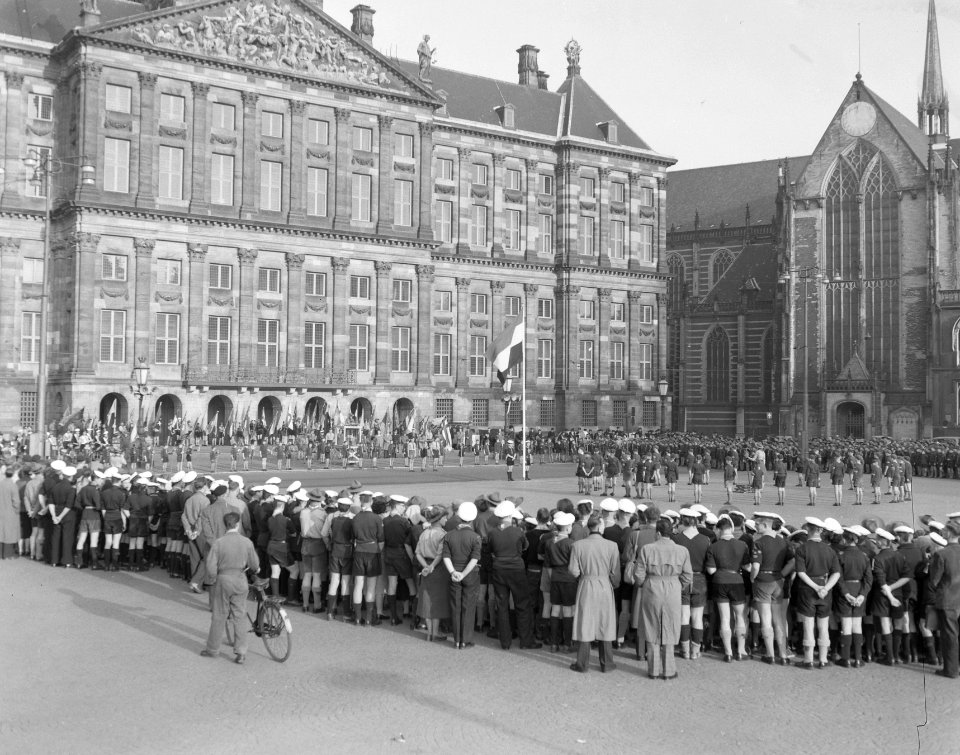 Herdenking St. Jorisdag op de Dam in Amsterdam. Vlaggenparade, Bestanddeelnr 908-5174