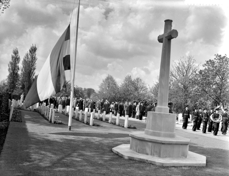 Herdenking van de gevallenen uit de tweede wereldoorlog op de Nieuwe Oosterbegra, Bestanddeelnr 910-3450