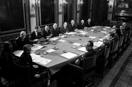 Het kabinet bijeen, rond de tafel links mr. P. L. de Haseth , dr. F. J. Einaar l, Bestanddeelnr 917-6555