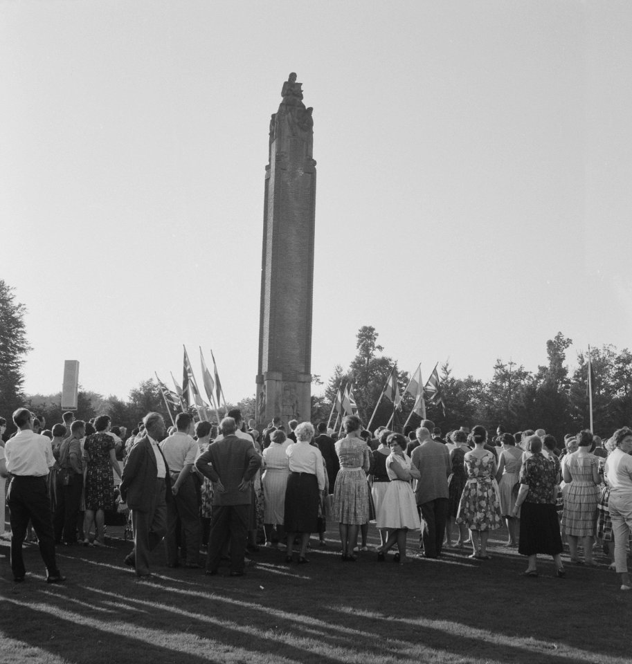 Herdenking Slag om Arnhem. Airborne-monument te Oosterbeek, Bestanddeelnr 912-9419