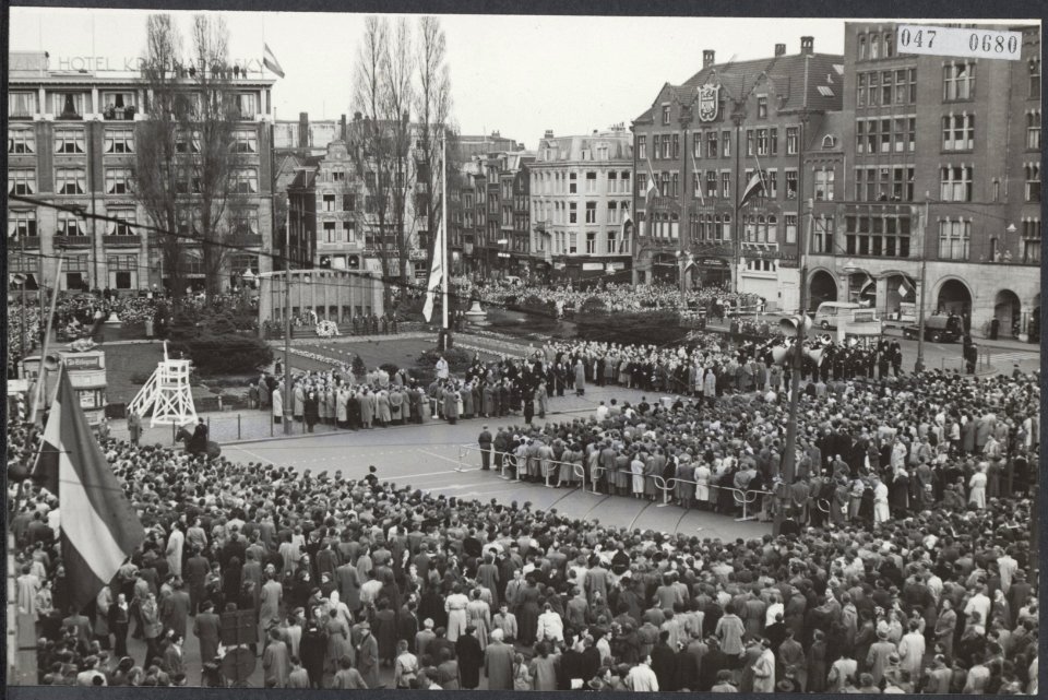 Herdenking van de gevallenen in Amsterdam. Tijdens de plechtigheid bij het Natio, Bestanddeelnr 047-0680