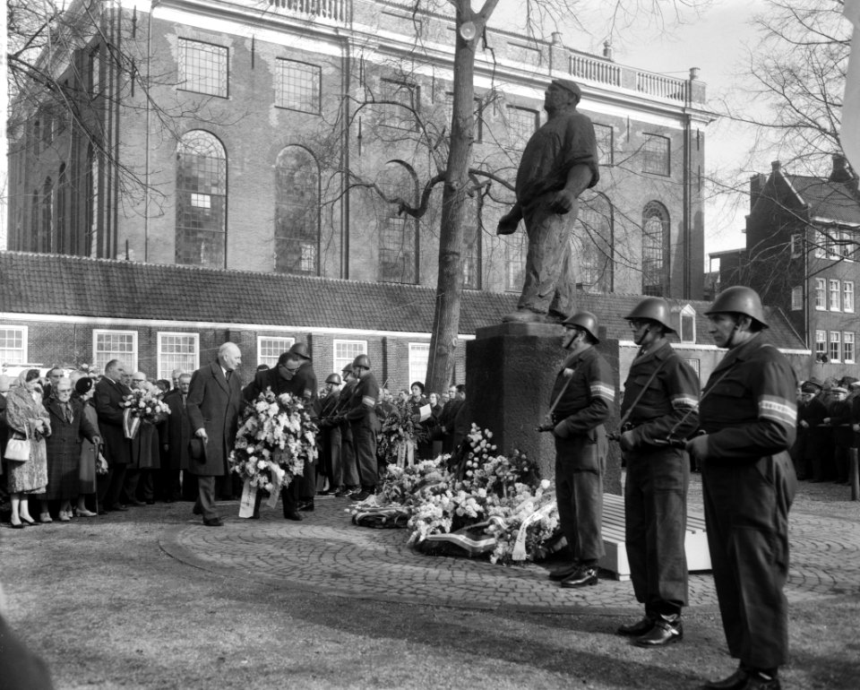 Herdenking februaristaking 1941 op Jonas Daniel Meijerplein Na de kranslegging , Bestanddeelnr 916-0914