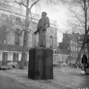 Herdenking februaristaking 1941 op het J D Meyerplein het standbeeld De Dokwe, Bestanddeelnr 912-1300