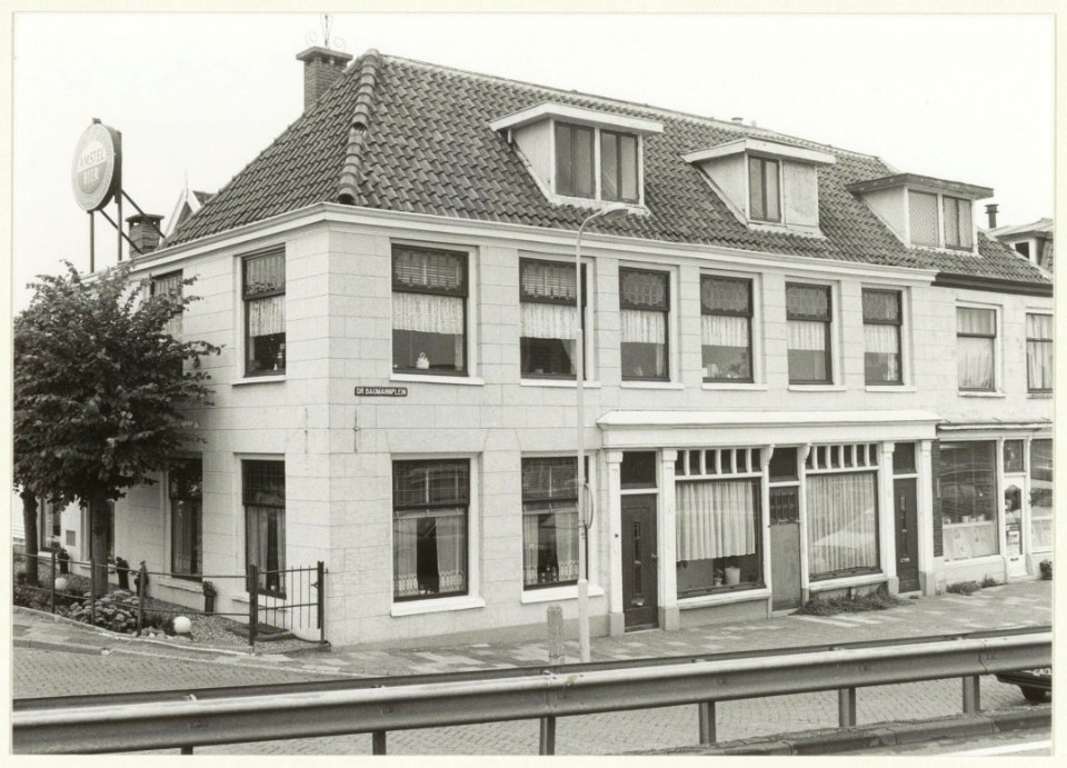 Het Huis ter Hart waar vanaf 1710 recht werd gesproken. Dr. Baumannplein 1-3, NL-HlmNHA 54031647