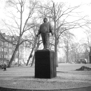 Herdenking februaristaking 1941 op het J D Meyerplein het standbeeld De Dokwe, Bestanddeelnr 912-1299