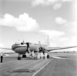 Het koninklijk paar na aankomst op het vliegveld Flamingo op Bonaire, Bestanddeelnr 252-3830
