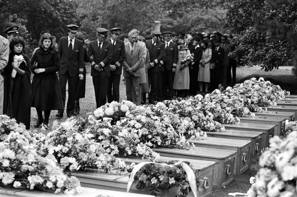 Herdenking van de slachtoffers van de vliegramp met het vliegtuig van de NLM bij, Bestanddeelnr 931-7454
