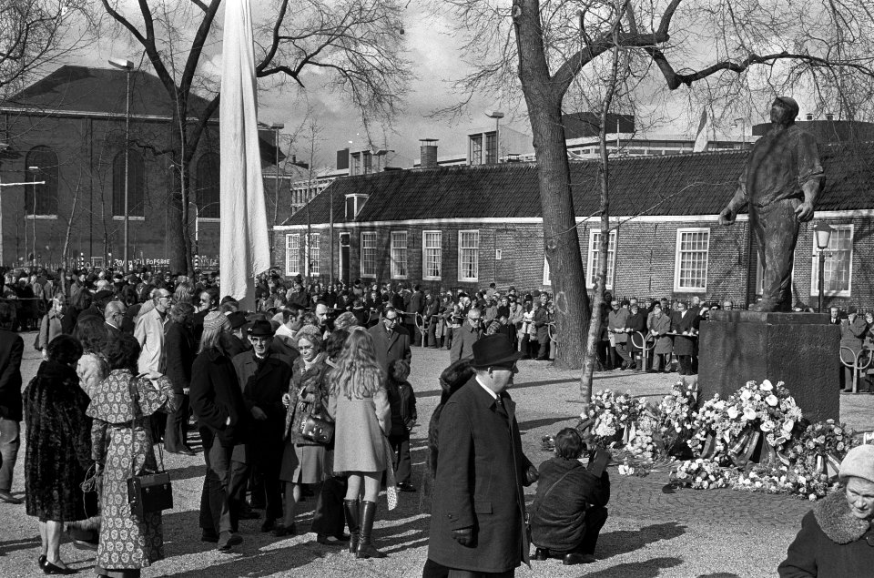 Herdenking Februaristaking bij de Dokwerker in Amsterdam, overzicht tijdens herd, Bestanddeelnr 926-2442
