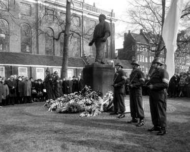 Herdenking februaristaking 1941 op Jonas Daniel Meijerplein. Na de kranslegging , Bestanddeelnr 916-0907