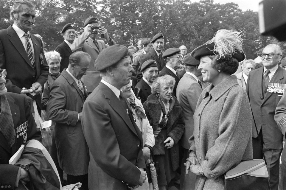 Herdenking Slag om Arnhem op Airborne begraafplaats , Oosterbeek Koningin Beatr, Bestanddeelnr 933-0894