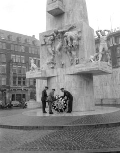 Herdenking van de 7 December Divisie Kranslegging bij het Nationaal Monument, Bestanddeelnr 908-1823