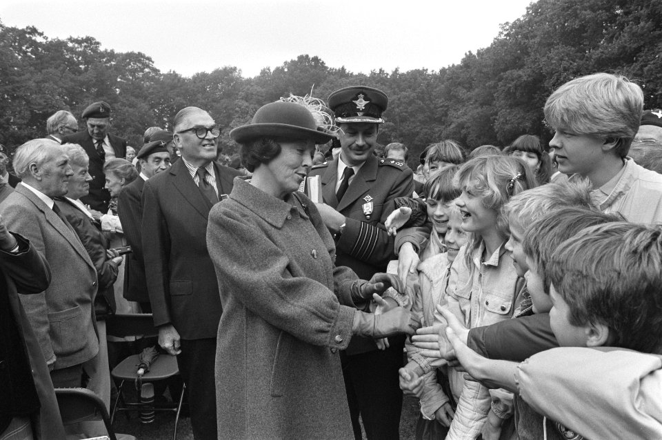 Herdenking Slag om Arnhem op Airborne begraafplaats , Oosterbeek Koningin Beatr, Bestanddeelnr 933-0892