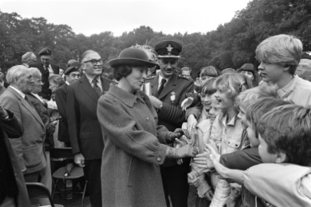 Herdenking Slag om Arnhem op Airborne begraafplaats , Oosterbeek Koningin Beatr, Bestanddeelnr 933-0892