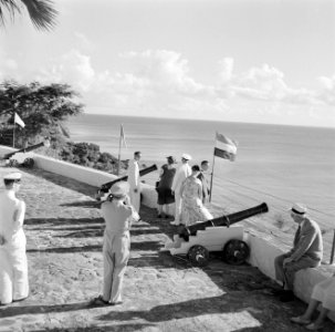 Het koninklijk paar op Fort Oranje in Oranjestad op Sint Eustatius, Bestanddeelnr 252-4032