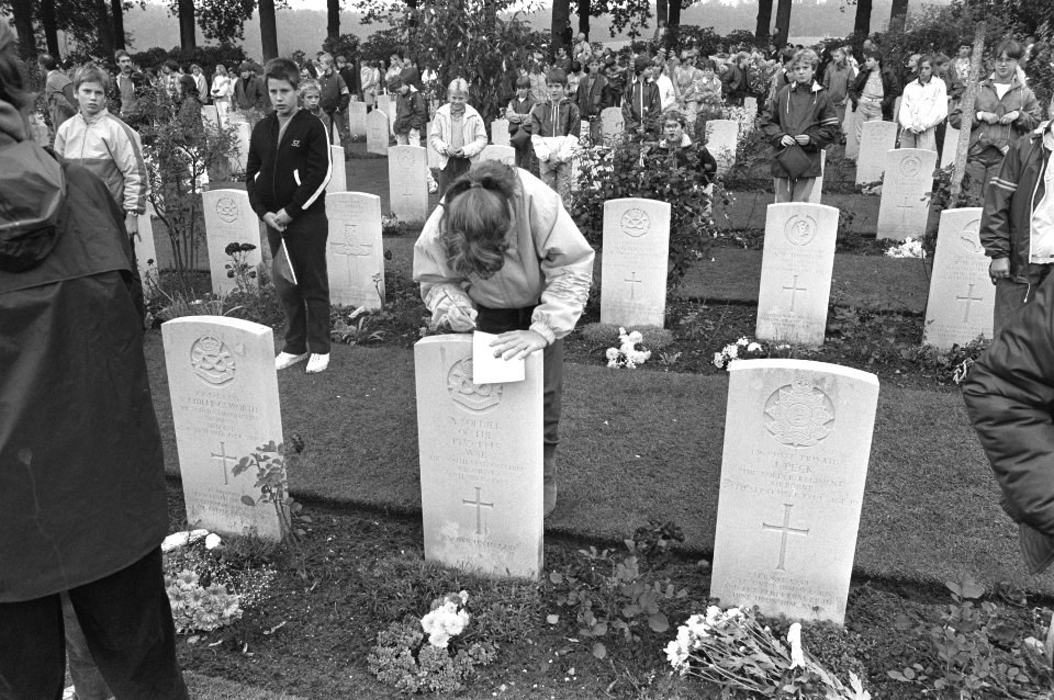 Herdenking Slag om Arnhem op Airborne begraafplaats , Oosterbeek overzichten ti, Bestanddeelnr 933-0900