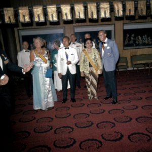 Het koninklijk paar op een galabijeenkomst met president Soekarno en zijn vrouw,, Bestanddeelnr 254-9069