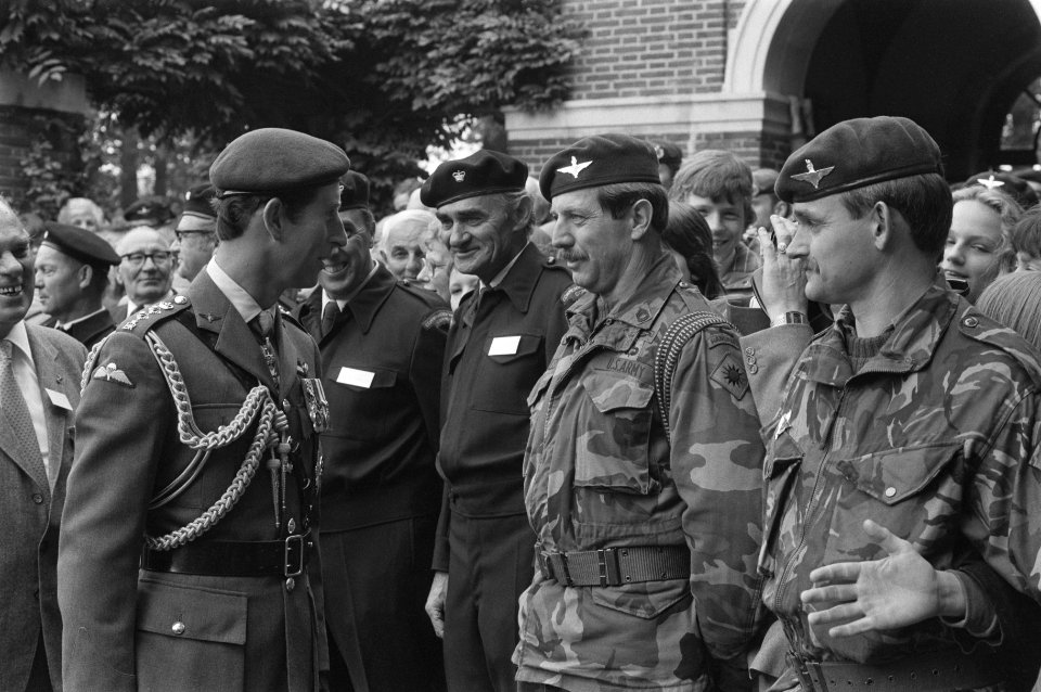 Herdenking Slag om Arnhem op Airborne begraafplaats , Oosterbeek Prins Charles , Bestanddeelnr 933-0896