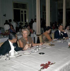 Het koninklijk paar aan de lunch in Yogyakarta. In het midden mevrouw Soeharto, Bestanddeelnr 254-9037