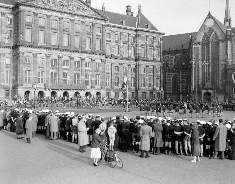 Herdenking St. Jorisdag op de Dam in Amsterdam. Vlaggenparade, Bestanddeelnr 908-5176