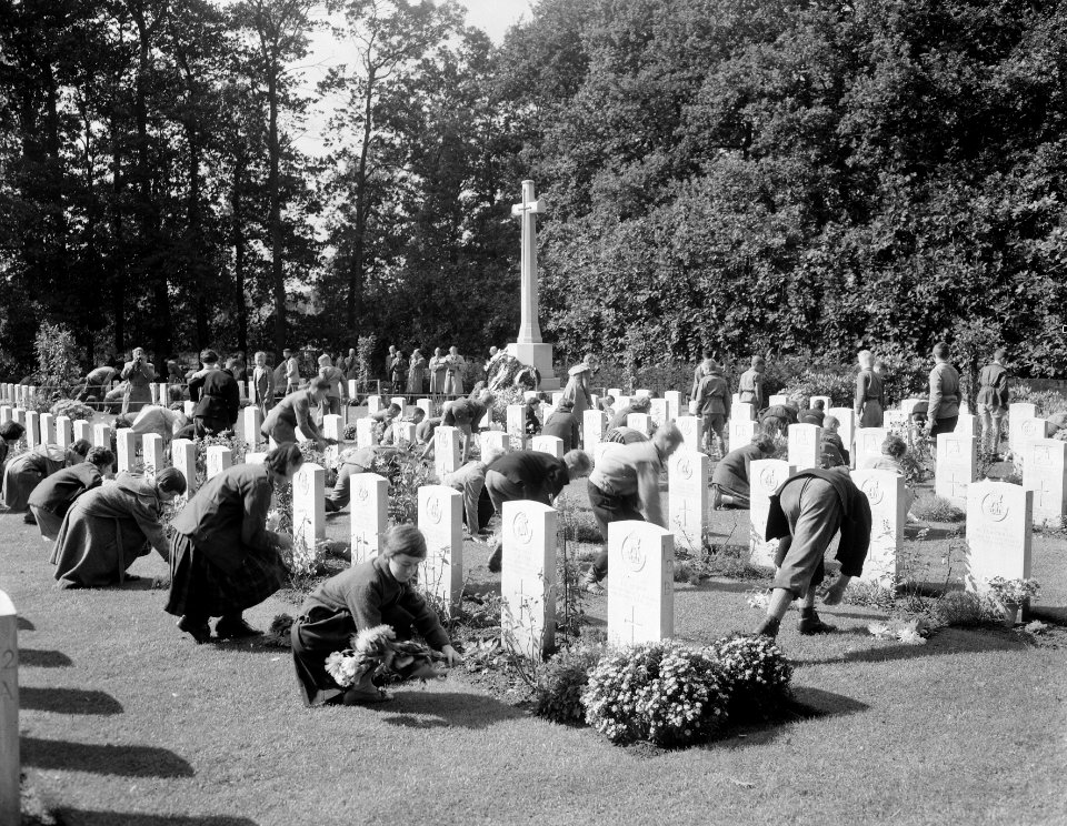 Herdenking strijd Arnhem, Airbornekerkhof, bloemen leggen door kinderen, Bestanddeelnr 906-7266