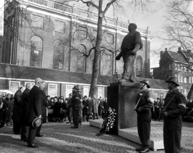 Herdenking februaristaking 1941 op Jonas Daniel Meijerplein Na de kranslegging , Bestanddeelnr 916-0913