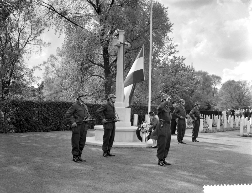 Herdenking van de gevallenen uit de tweede wereldoorlog op de Nieuwe Oosterbegra, Bestanddeelnr 910-3448