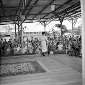Het koninklijk gezelschap woont een modeshow bij op de Surinaamse jaarbeurs, Bestanddeelnr 252-4284