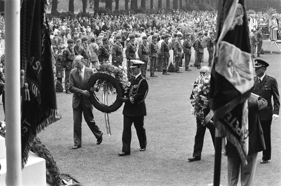 Herdenking Slag om Arnhem op Airborne begraafplaats , Oosterbeek overzichten ti, Bestanddeelnr 933-0901