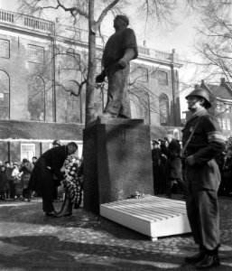 Herdenking februaristaking 1941. Burgemeester legt krans, Bestanddeelnr 914-8651