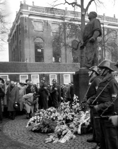 Herdenking februaristaking 1941 op Jonas Daniel Meijerplein Na de kranslegging , Bestanddeelnr 916-0912