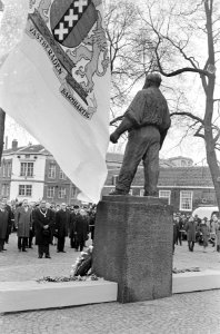 Herdenking februaristaking 1941, burgemeester Gijs van Hall na kranslegging bij , Bestanddeelnr 920-1106