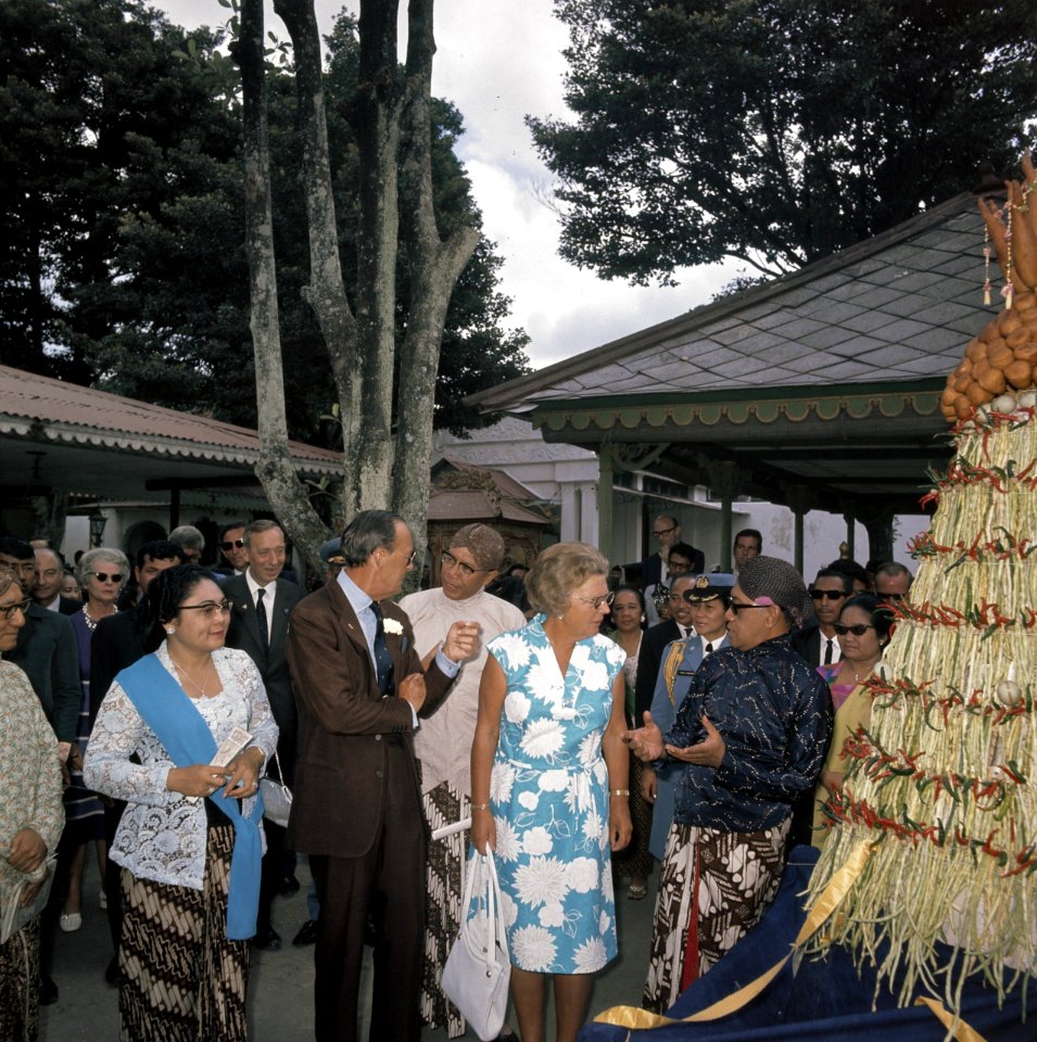 Het koninklijk paar in Jogyakarta met sultan Hamenkoe Boewono IX Links mevrouw , Bestanddeelnr 254-9030