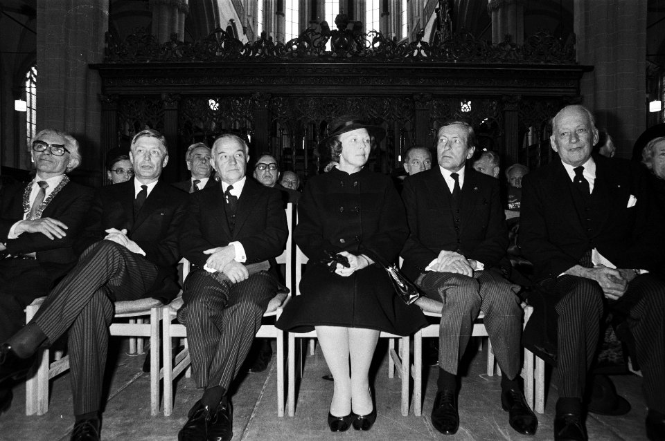 Herdenkingsdienst in Nieuwe Kerk in Amsterdam ter nagedachtenis aan slachtoffers Tweede Wereldoorlog Beatrix en Claus, Bestanddeelnr 931-4675