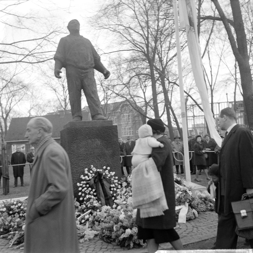Herdenking februaristaking 1941 op Jonas Daniel Meijerplein, Bestanddeelnr 916-0918