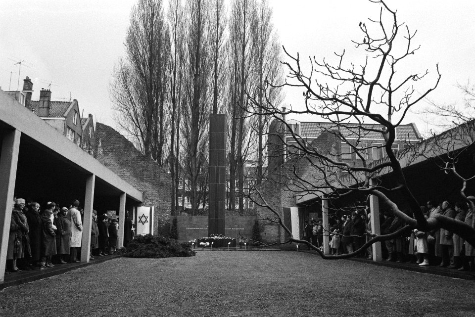 Herdenking van de opstand in het getto van Warschau in de Hollandse Schouwburg i, Bestanddeelnr 932-5553