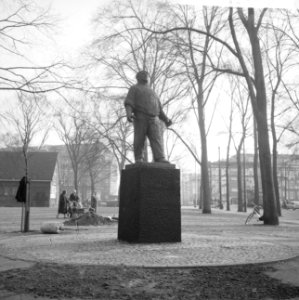 Herdenking februaristaking 1941 op het J D Meyerplein het standbeeld De Dokwe, Bestanddeelnr 912-1298